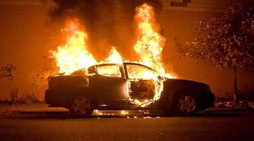 Φρίκη στη Γλυφάδα – Οδηγός κάηκε μέσα στο αυτοκίνητό του -Δείτε το βίντεο